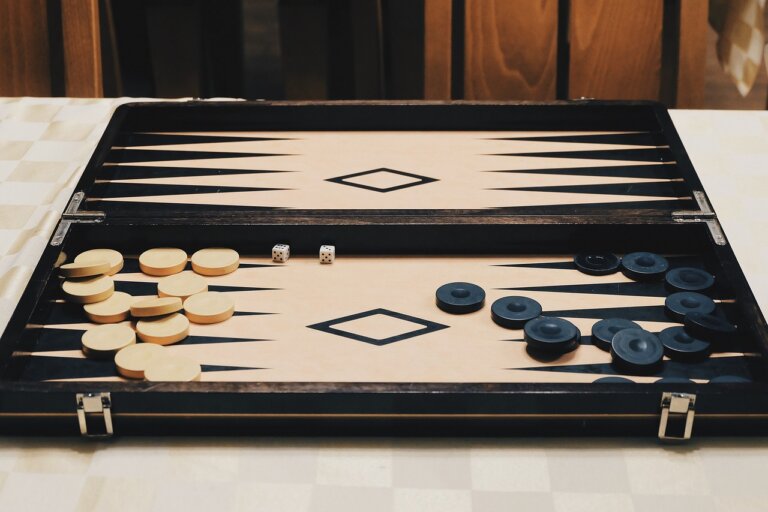 How To Use The Backgammon Doubling Cube - Backgammonguide.nz